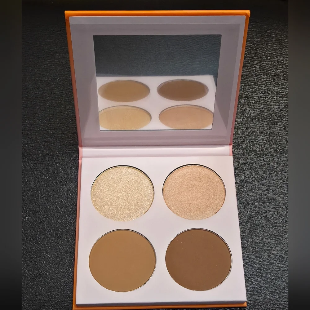 Doll 10 Caribean in a Compact Talc Free Contour Palette